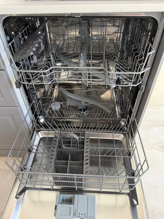 Máquina lavar loiça IKEA · 60 cm · totalmente encastrável · 7 programas · como nova
