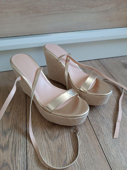 Złote sandały na koturnie