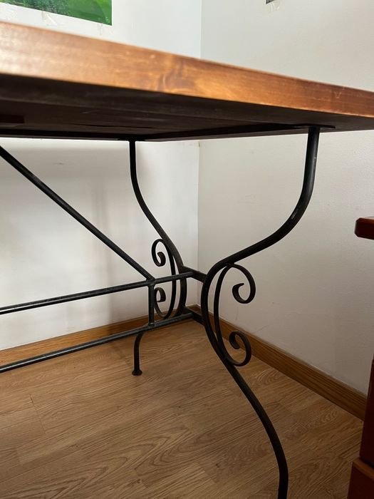 Vendo mesa de sala,ou para cozinha em madeira com pés em ferro trabalhado