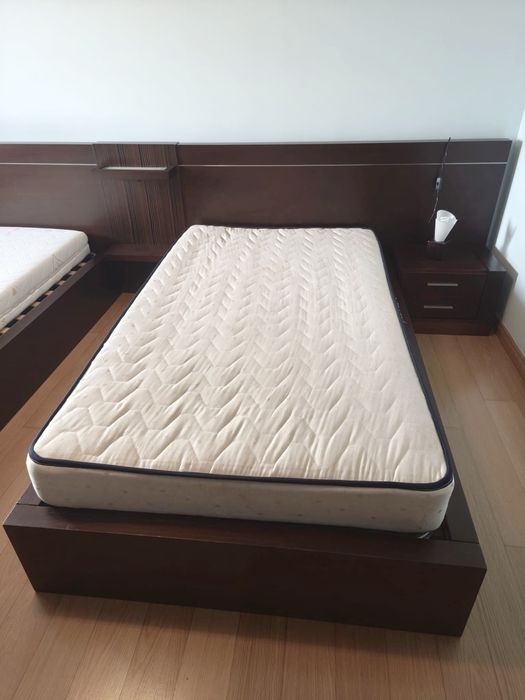 Cabeceira de Cama em Madeira Wengé com 2 Camas Individuais – Excelente Estado