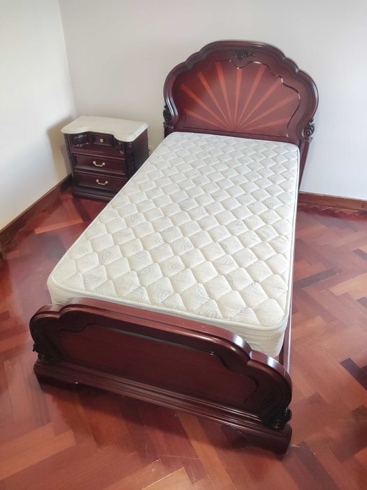 Cama de Solteiro com estrado e colchão + mesinha de cabeceira
