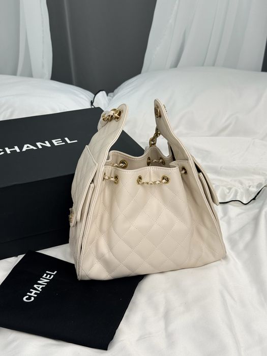 Сумка Chanel 25 Small Handbag in Cream Caviar Leather with Gold Hardware