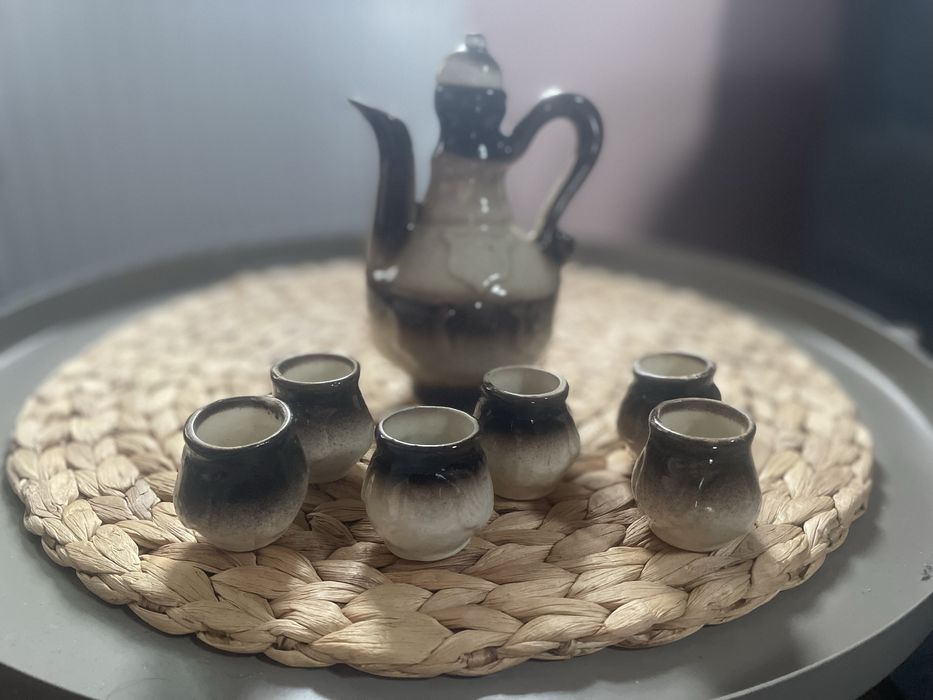 Zestaw ceramiczny – karafka + 6 kieliszków (PRL / retro)