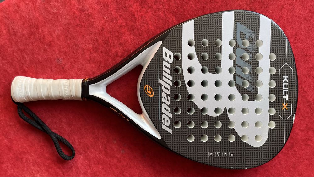 Raquete de padel da marca “Bullpadel”