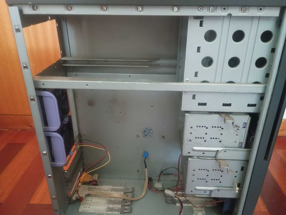 Caixa de PC com ventoinhas – Pronta a usar