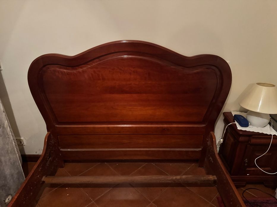 Cama antiga em madeira maciça — estilo clássico