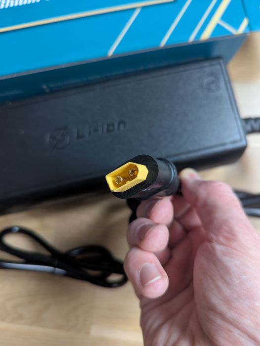 Зарядний пристрій 30A для батарей LiFePO4 4S 8S Li-ion 3S 4S 6S 7S