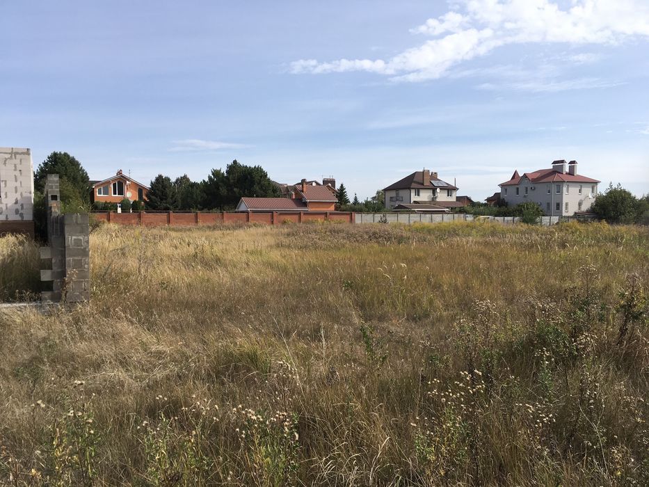 Продам земельну ділянку під будівництво у смт. Слобожанське