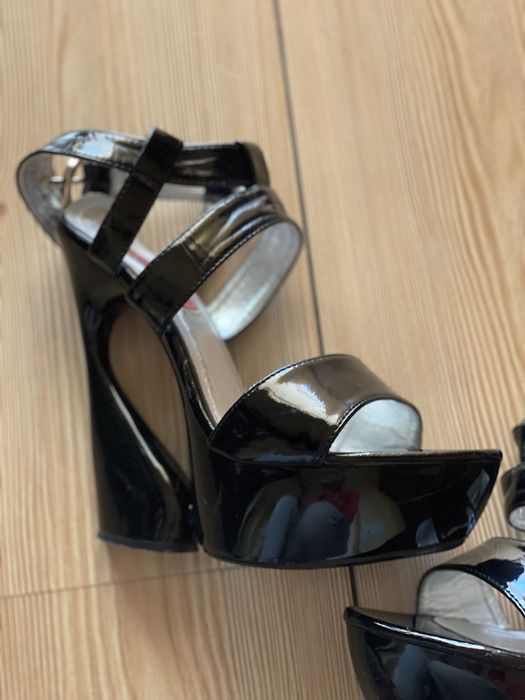 Босоножки черные