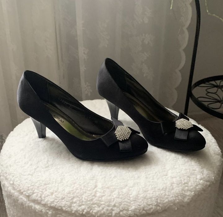 Czarne buty na obcasie eleganckie 37