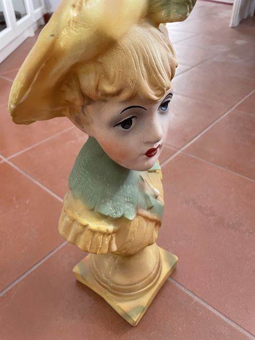 Busto de senhora em gesso.
