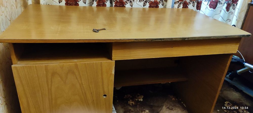 Стіл письмовий .