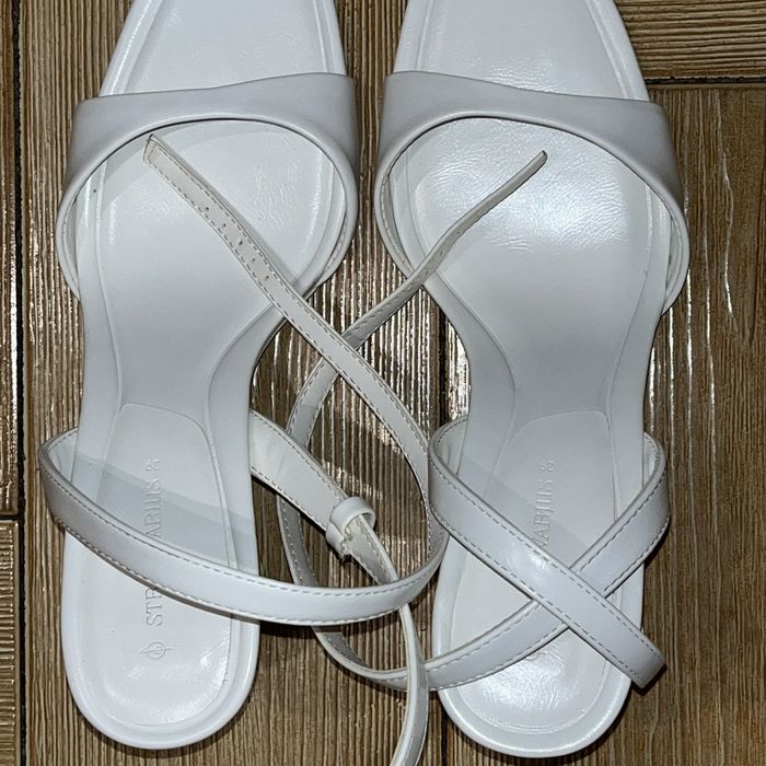 Босоніжки білі Stradivarius