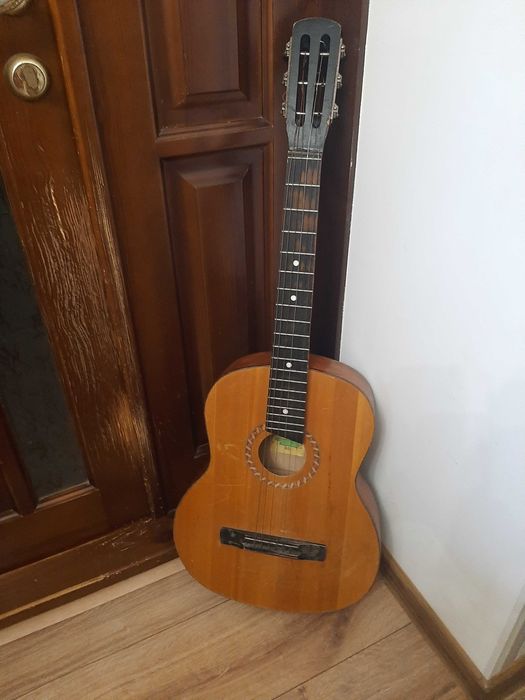 продам  гитару шестиструнную