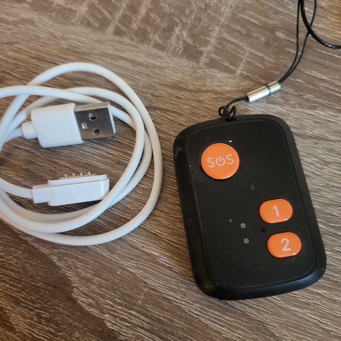 Телефон SOS Брелок, не заряджається.