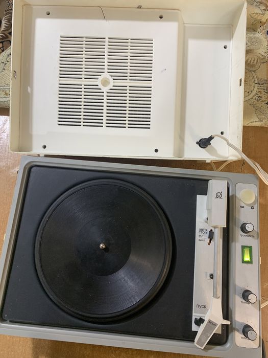 Проигрыватель виниловых пластинок СССР