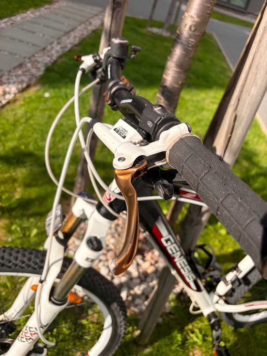 Rower górski (MTB) biało czarny z czerwonymi detalami