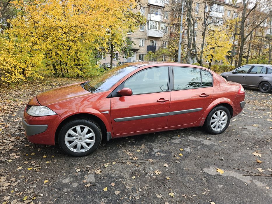 Меган 2007р.в., 1.6 V16 автомат. Кузов оцинкований. Машина кожного дня находу. В 2024 р. виконано заміну генератора, ременя генератора, ременя ГРМ, помпи, задніх амортизаторів , пружин, підшипників. В 2025 р. провели заміну ступічних підшипників, опорних підшипників, речаги, салінблоки , заміну мастил та фільтрів. Залишились нюанси по коробці передач, кондиціонеру та кузову, але вільно їздити по Україні не заважає.
Адекватний торг
Покоління, комплектація, модифікація - II покоління (FL), 1.6 AT (112 к.с.)
Двигун - Бензин, 1.6 л
Коробка передач - Автомат
Привід - Передній
Колір - Червоний
Безпека - Центральний замок •  Антиблокувальна система (ABS) •  Антипробуксовочна система (ASR) •  Блокування замків задніх дверей
Комфорт - Датчик дощу •  Запуск двигуна з кнопки •  Електропривід дзеркал •  Бардачок з охолодженням
Матеріали салону - Тканина
Колір салону - Світлий
Регулювання сидінь салону по висоті
Ручне регулювання сидіння водія
Електросклопідйомники - Передні та задні
Кондиціонер
Клімат-контроль 1-зонний
Підсилювач керма - Електро
Регулювання керма - По висоті та по вильоту
Повнорозмірне запасне колесо
Оптика - Ксенон
Датчик світла •  Протитуманні фари
Подушка безпеки - Водія •  Пасажира •  Бічні передні •  Бічні задні
Володимир  09*********94