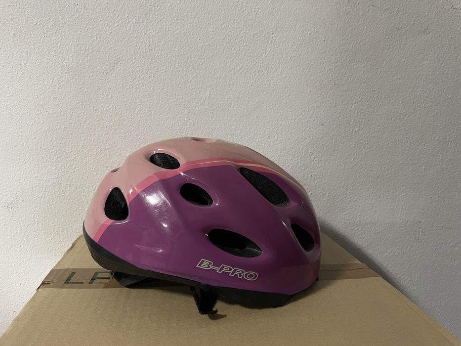 Capacete rosa de crisnça para bicicleta ou patins