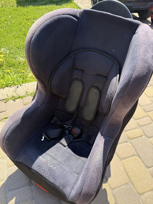 Дитяче  автокрісло групи 1 (9–18 кг) з ISOFIX