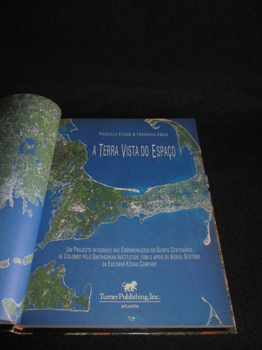 Livro A Terra Vista do Espaço Priscilla Strain e Frederick Engle