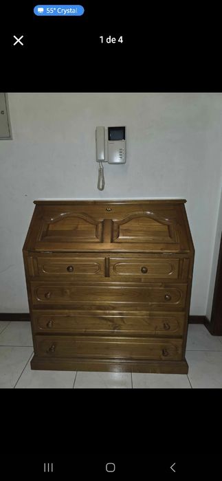 Cómoda espaçosa com escrevaninha e armário superior