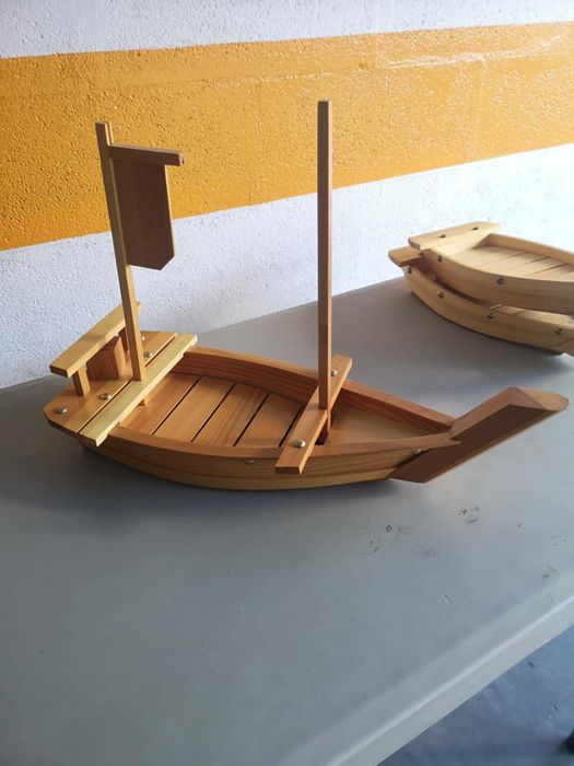 Barcos de madeira para sushi