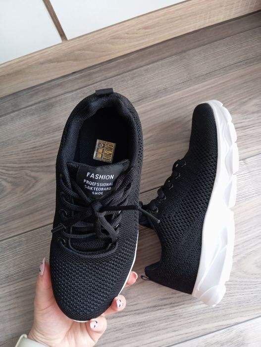 Czarne buty sportowe