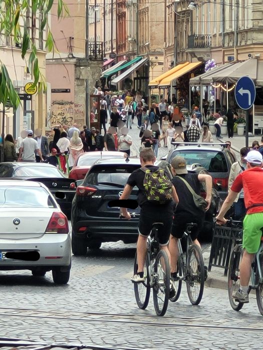 Подобово Львів , центр, пл. Я.Осмомисла, поруч пл. Ринок. Оперний.