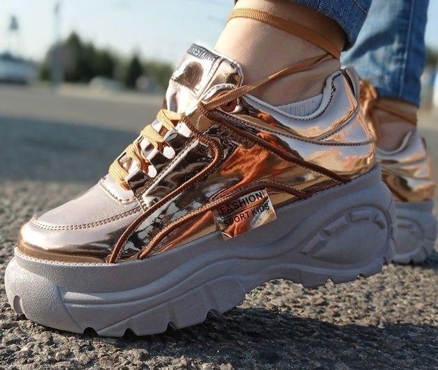 Класні кроссовки на платформі