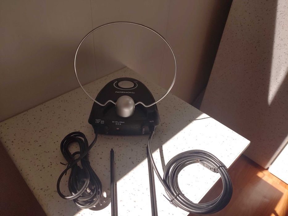 Антенна комнатная с усилителем THOMSON ANT517