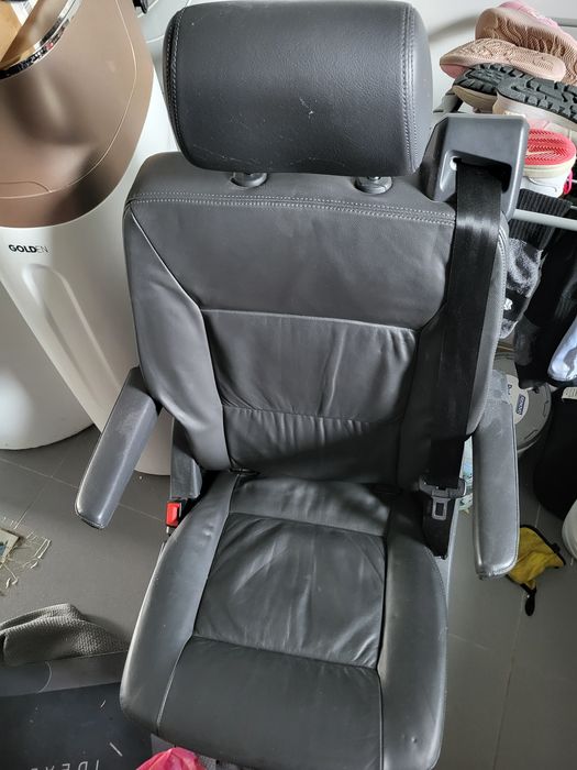 Fotel drugi rząd vw multivan  t5 na szyny czarna skóra