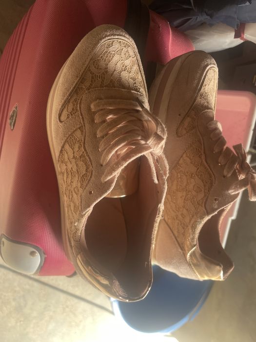 Bota de aço tamanho 42  ficou grande e tenis de bico de aço ficou pequeno trico poe bumero  40 ou se preferir vendo os outros tenis 10
