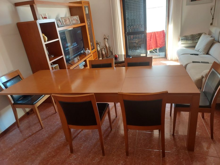 Mesa Extensível Sala Jantar em Madeira Maciça -  com 6 Cadeiras.