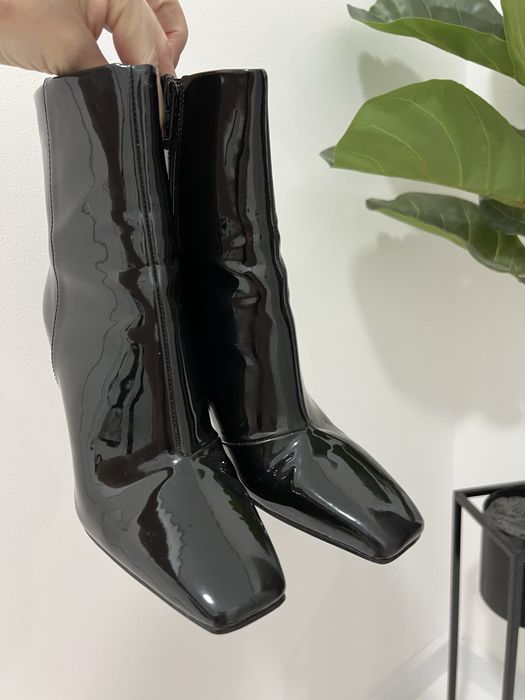 Ботінки H&M стильно дивляться на ніжці