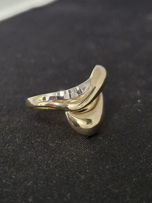 Elegancki pierścionek próby 585 i wadze 2.48gram