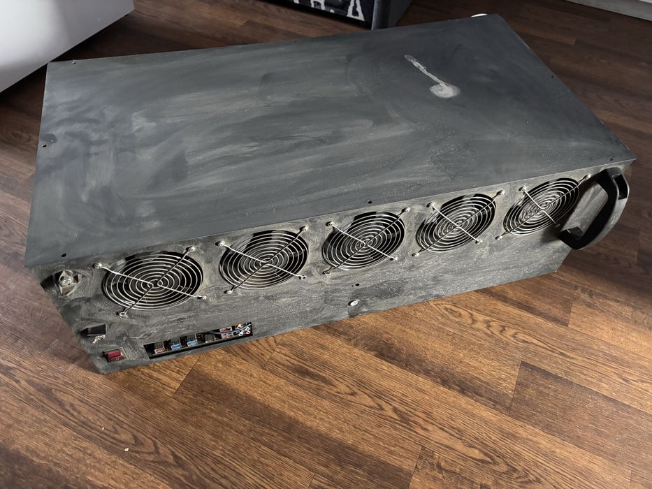 Майнинг риг на 8 видеокарт в сборе