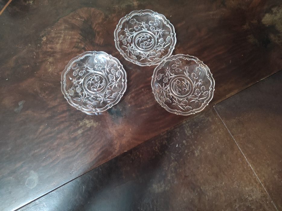 Vendo dois pequenos copos de shots e pratinhos cristal