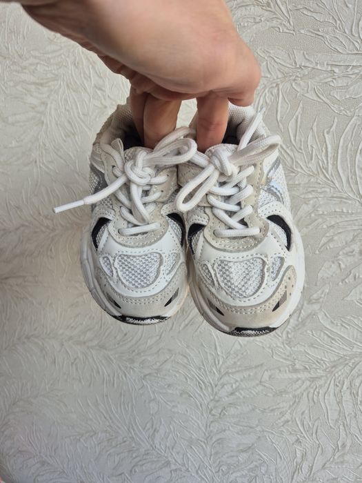 Білі дитячі кросівки