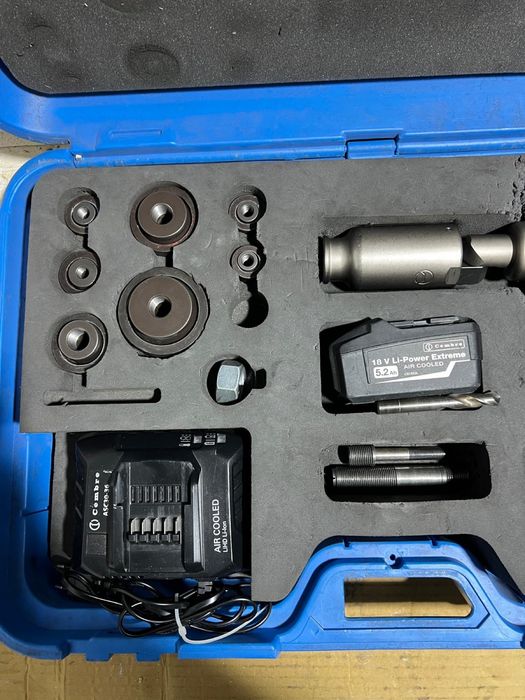 Hydrauliczny pistolet do wykrawania otworów Cembre B-FL750