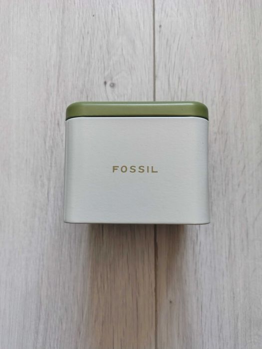 Pudełko metalowe fossil po zegarku.