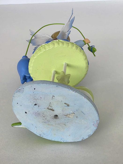 Figura Decorativa Fada Azul com Flores – Resina Pintada à Mão