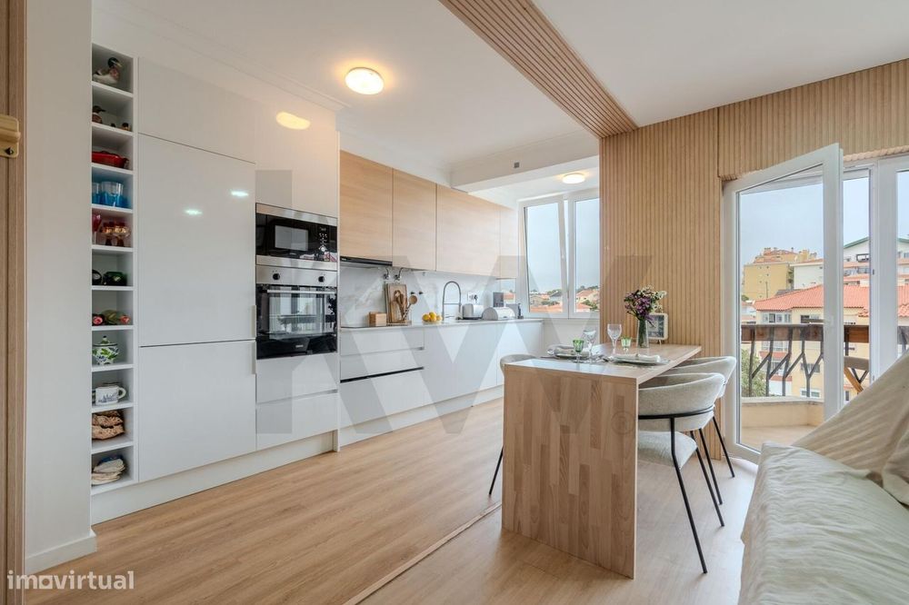 Apartamento T2 totalmente remodelado com varanda em Alvide, Cascais