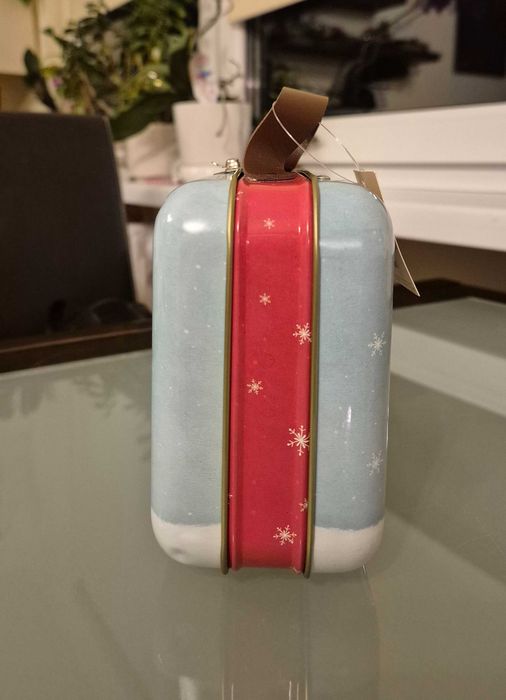 Sprzedam metalową mini śwąteczną walizeczkę na np. prezenty