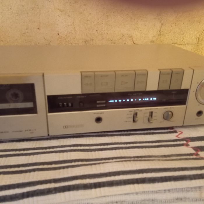 Дека akai працює.