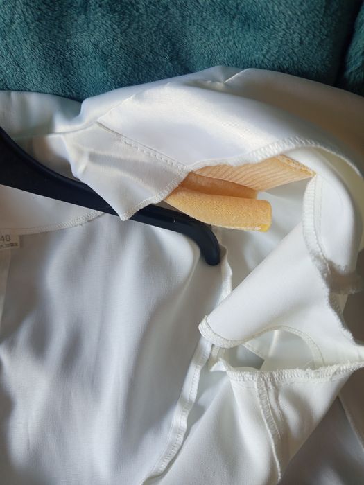 Bluzka biała elegancka koszulka damska ze śliskiego materiału