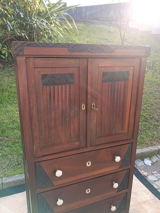 Móvel armário ou guarda-roupa, frequentemente associado ao estilo colo