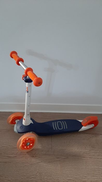 Hulajnoga trzykołowa.