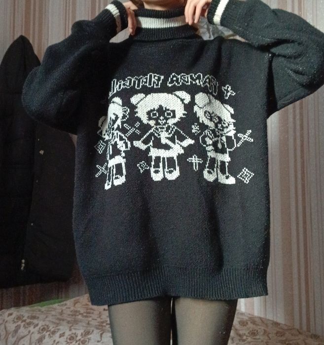 милий светр з принтом