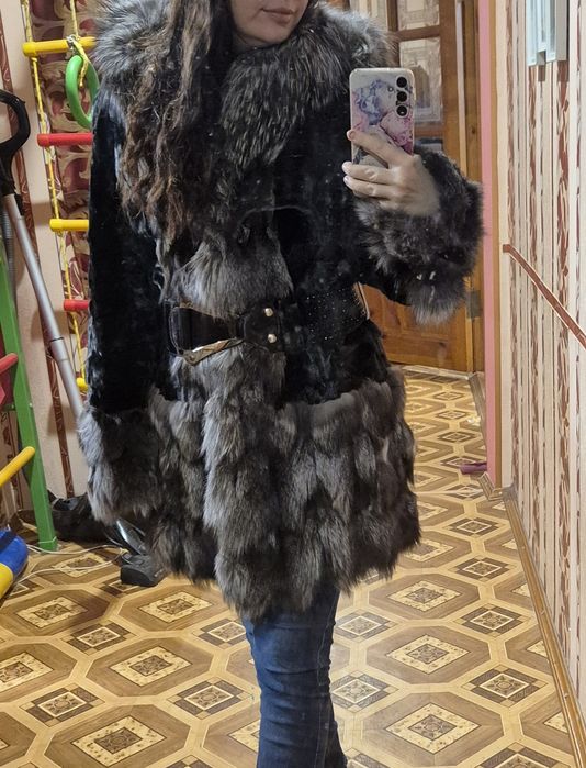 Шуба з натурального хутра (з чорнобурки та песця) з поясом. Розмір М